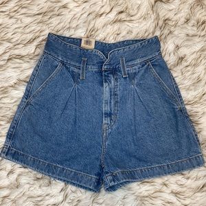 Levi’s High Rise Pleated Paper Bag Waist Mom Shorts Medium Indigo Size 25 NWT
